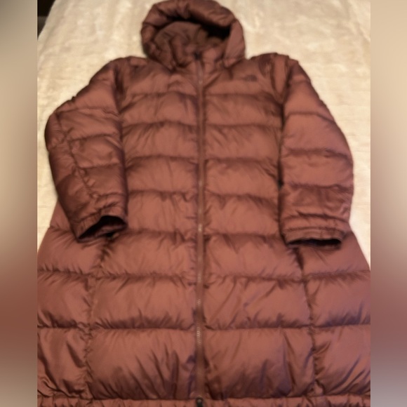 The North Face Jackets & Blazers - The North Face Metropolis Parka lll
Women's size 2X
Maroon Purple color